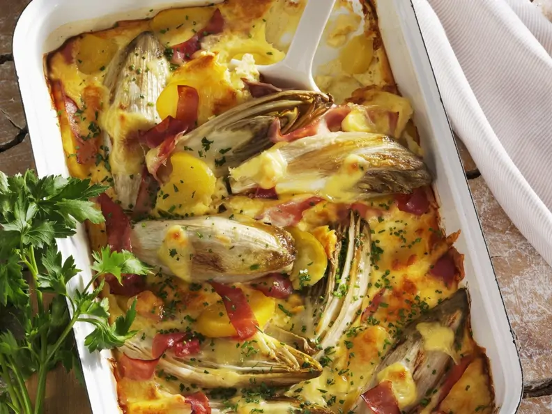 Chicorée-Kartoffel-Gratin mit Schinken