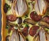 Pikante Tarte mit Zwiebeln, Champignons und Wurst