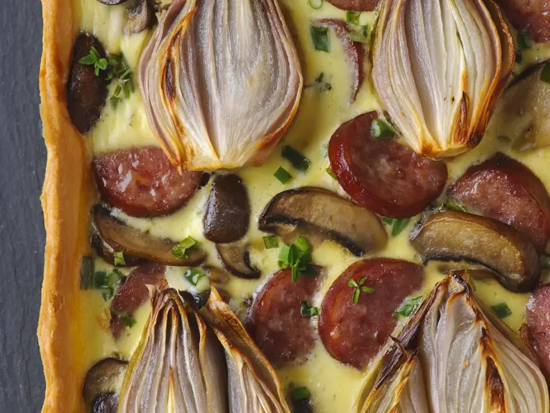 Pikante Tarte mit Zwiebeln, Champignons und Wurst