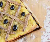 Zwiebelkuchen mit Oliven und Sardellen