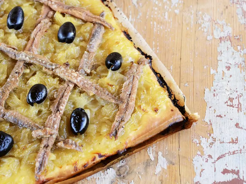Zwiebelkuchen mit Oliven und Sardellen