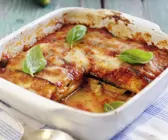 Lasagne aus Zucchini, Mozzarella, Tomaten und Basilikum