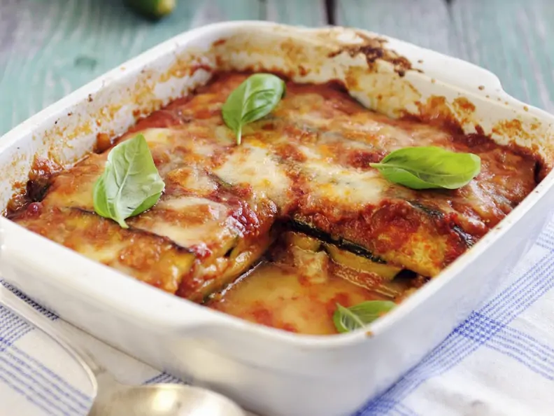 Lasagne aus Zucchini, Mozzarella, Tomaten und Basilikum