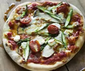 Pizza mit Spargel Kräuterseitlingen und Ziegenkäse