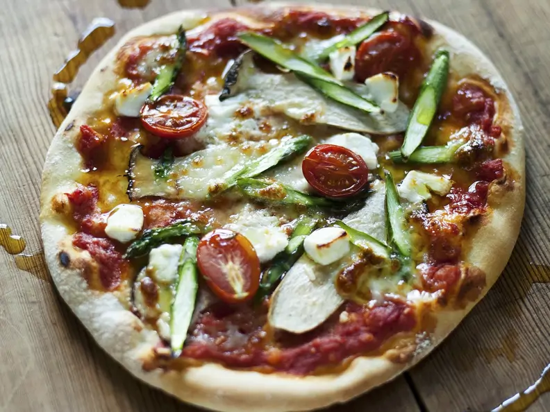 Pizza mit Spargel Kräuterseitlingen und Ziegenkäse