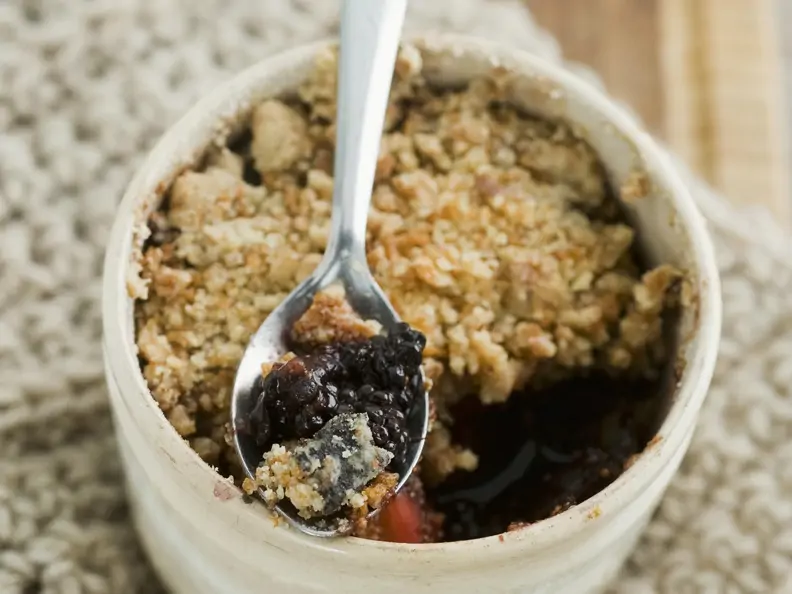 Brombeer-Crumble