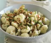 Scharfer Blumenkohl mit Zitronenbröseln