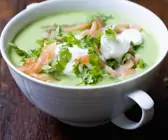 Cremige Zuckerschotensuppe mit Lachs