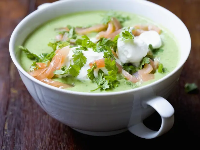 Cremige Zuckerschotensuppe mit Lachs