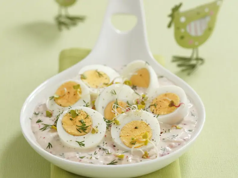 Eier in Mayonnaise mit Meerrettich, Rübchen und Sprossen