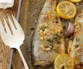 Gebackene Forelle mit Knoblauch, Kapern und Zitrone