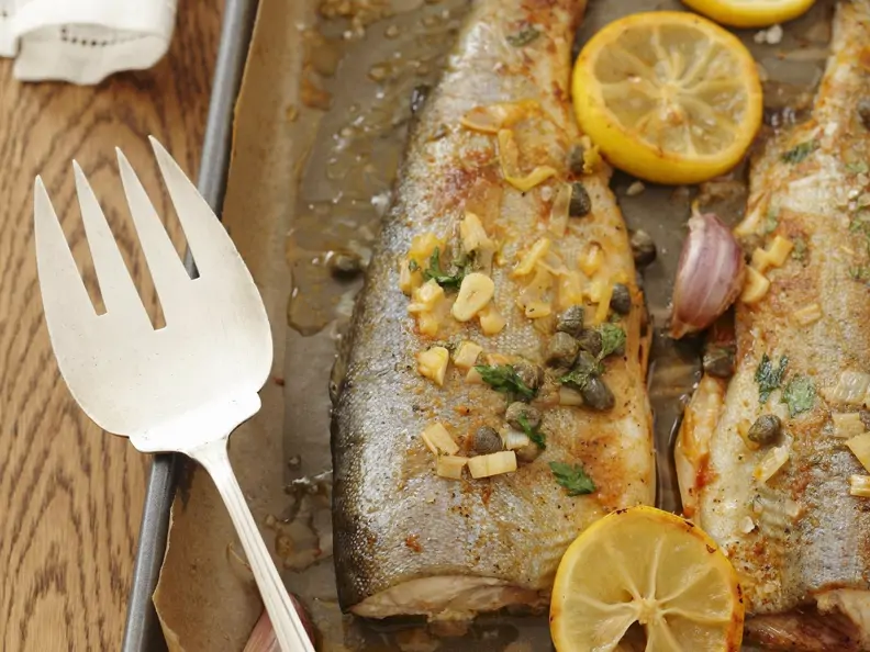 Gebackene Forelle mit Knoblauch, Kapern und Zitrone