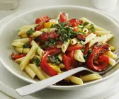 Pasta mit Paprika, Tomaten und grüner Salsa