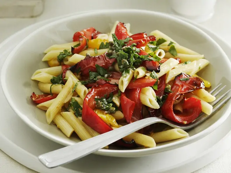 Pasta mit Paprika, Tomaten und grüner Salsa