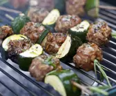 Gegrillte Fleischbällchenspieße mit Zucchini