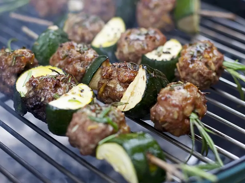Gegrillte Fleischbällchenspieße mit Zucchini