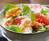 Quinoasalat mit Spinat, Grapefruit und Garnelen
