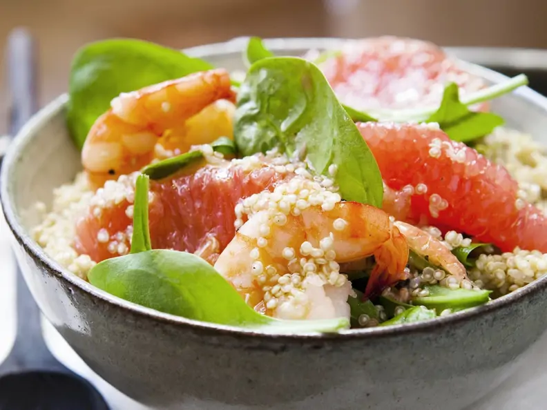 Quinoasalat mit Spinat, Grapefruit und Garnelen