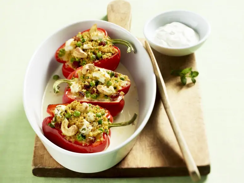 Gefüllte Paprika mit Couscous, Gemüse und Cashewkernen