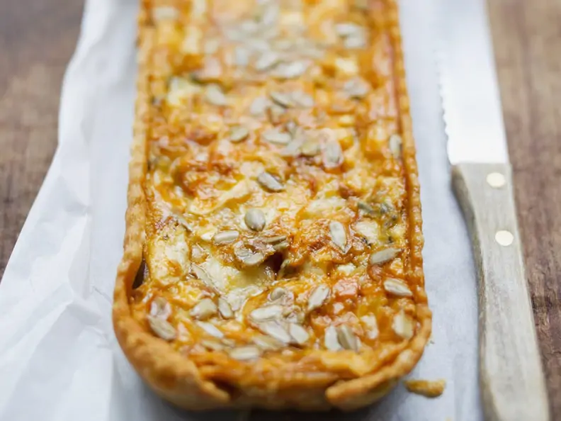 Käsetarte mit Sonnenblumenkernen