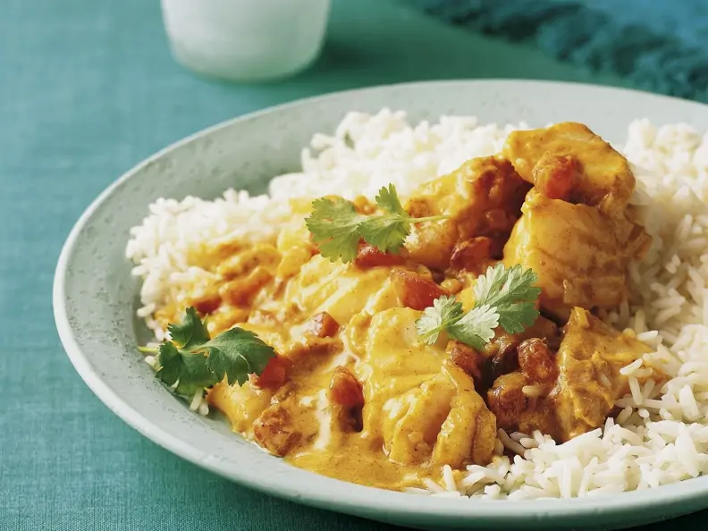Fischcurry mit Kokosmilch und Reisbeilage