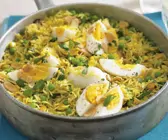 Kedgeree mit Gemüse und hartem Ei