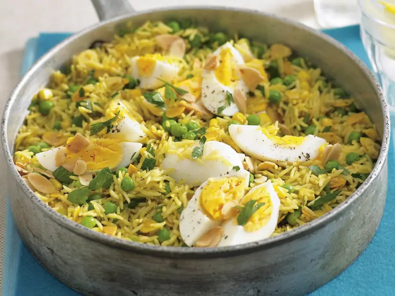 Kedgeree mit Gemüse und hartem Ei