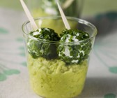 Ziegenkäse-Schnittlauch-Bällchen mit Avocadomousse