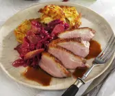 Entenbrust mit Kartoffelpuffern und Rhabarber-Blaukraut