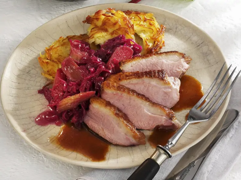 Entenbrust mit Kartoffelpuffern und Rhabarber-Blaukraut