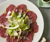 Carpaccio mit grünem Salat