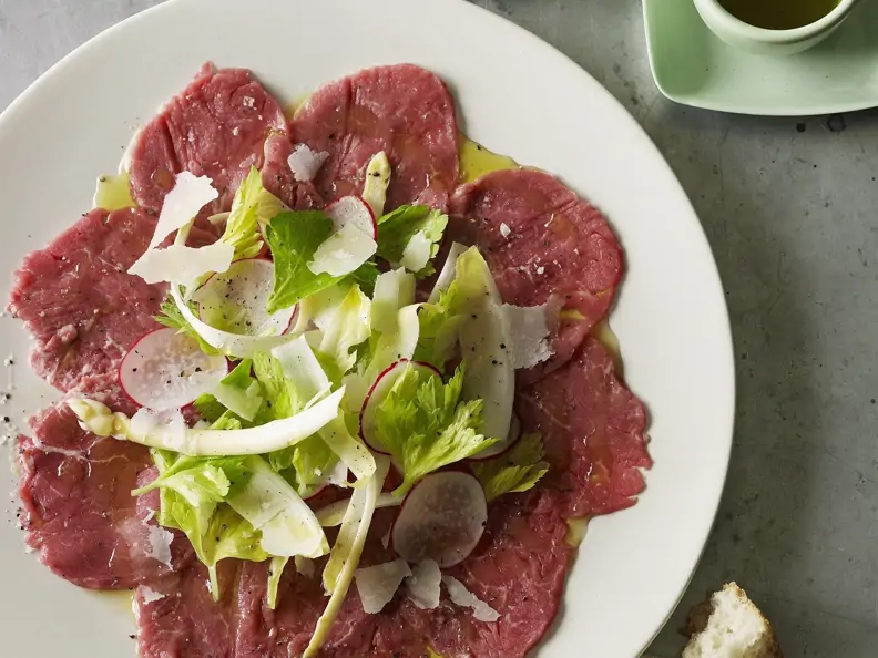 Carpaccio mit grünem Salat