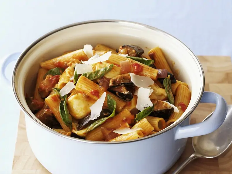 Pasta mit Aubergine, Tomaten und Mozzarella