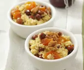 Hirse mit Trockenfrüchten und Nüssen