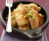 Hähnchenflügel mit Ingwer, Knoblauch, Honig und Lauchzwiebeln