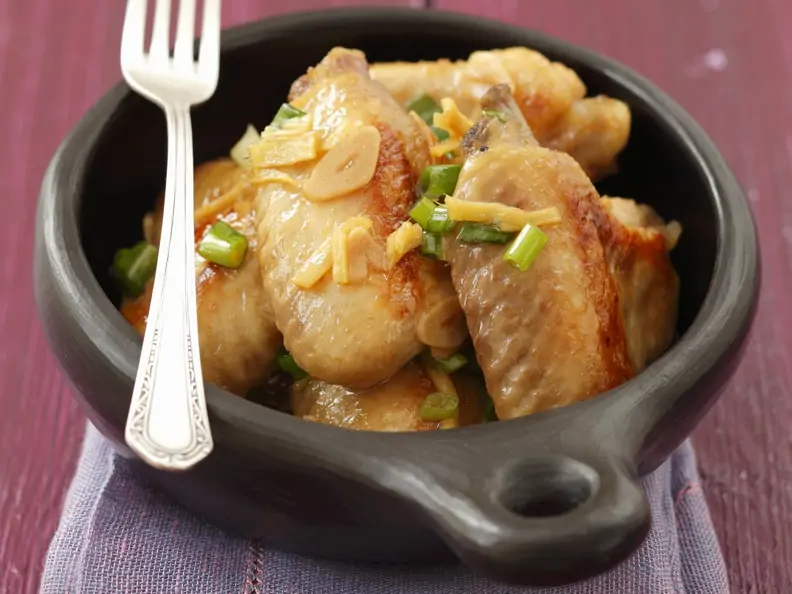 Hähnchenflügel mit Ingwer, Knoblauch, Honig und Lauchzwiebeln