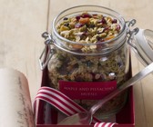 Müslimischung mit Ahornsirup und Pistazien