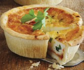 Quiches mit Chicorée, Lauchzwiebeln und Tomaten