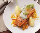 Lachsschnitte mit schaumiger Kräutersoße und Karottenstreifen