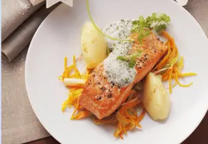 Lachsschnitte mit schaumiger Kräutersoße und Karottenstreifen