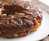 Nussring mit Trockenobst und Schokostreifen