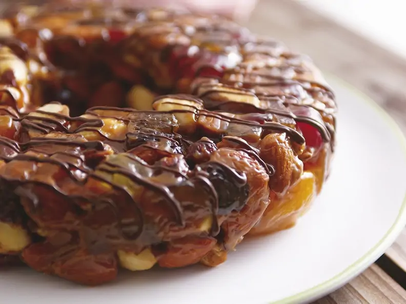 Nussring mit Trockenobst und Schokostreifen