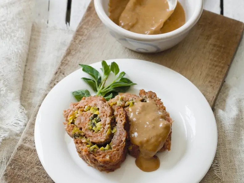 Lauch-Hackbraten mit Soße