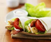 Wraps mit Hähnchen und Tomaten