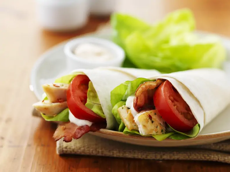 Wraps mit Hähnchen und Tomaten