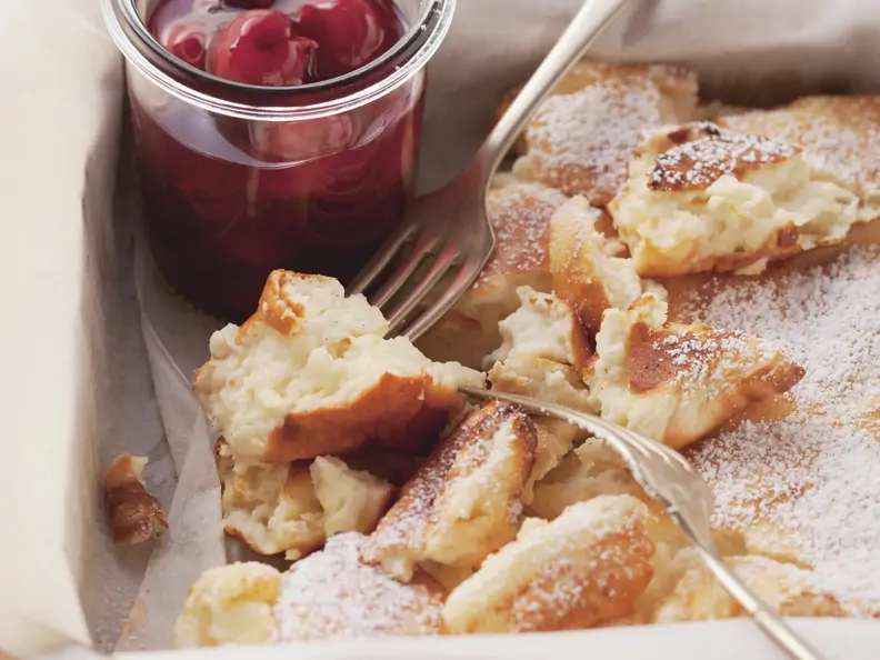 Quark-Grieß-Schmarrn mit Kirschen