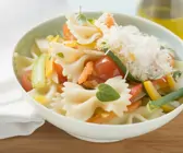 Pasta mit Frühlingsgemüse und geriebenem Käse