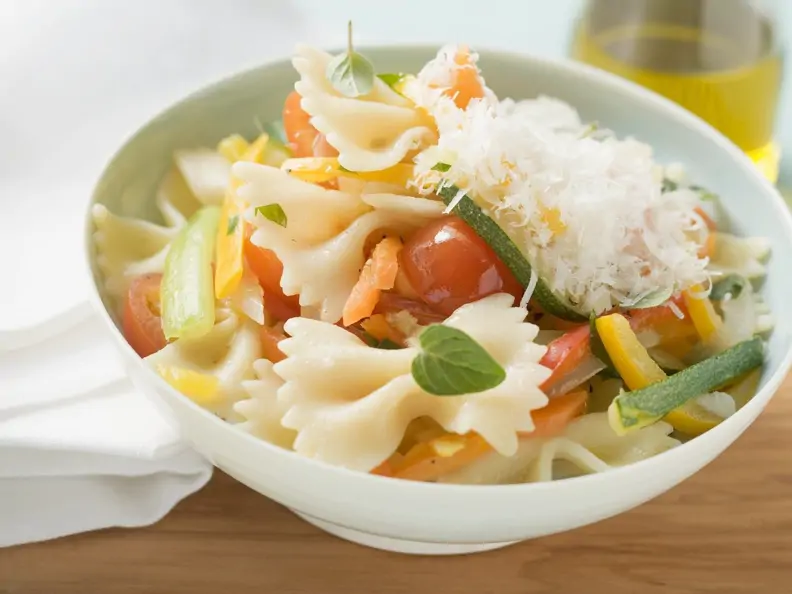 Pasta mit Frühlingsgemüse und geriebenem Käse
