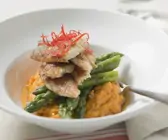 Gebratener Pangasius mit Süßkartoffelbrei mit Spargel