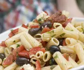Pastasalat mit Oliven und Tomaten